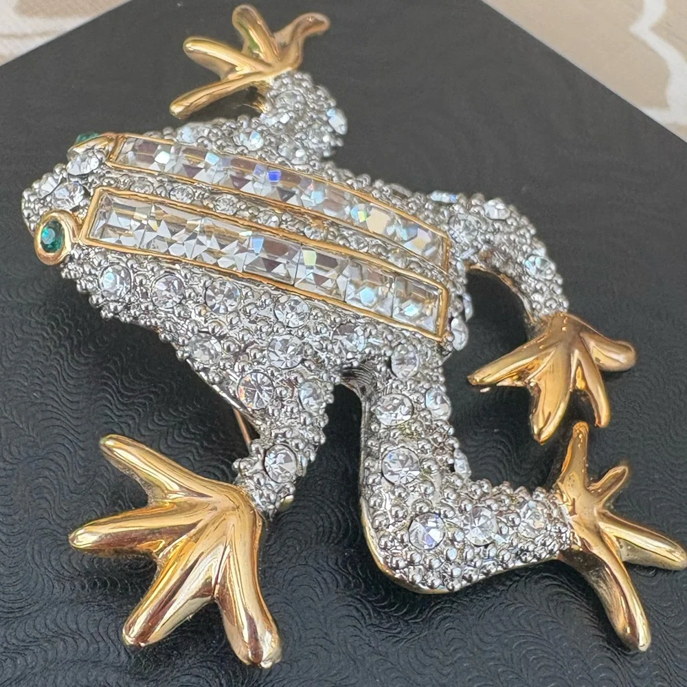 Kenneth Jay Lane frog brooch rhinestone gold tone new KJL - Picture 3 of 16